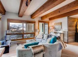 Mountain Views From This Plaza Condo - Sleeps 6 Condo