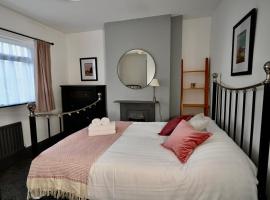 Emerson - homely 3 bedroom sleeps 6 Free Parking & WiFi: Woodhorn şehrinde bir kiralık sahil evi