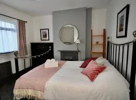Emerson - homely 3 bedroom sleeps 6 Free Parking & WiFi