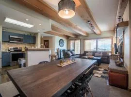 Lovely Modern Plaza Condo Condo
