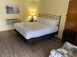 JI1, King Guest Room at the Joplin Inn at entrance to the resort Hotel Room, hotel in Mount Ida