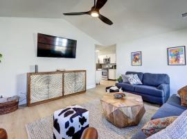 Chic Bentonville Home with Patio and Fire Pit!, хотел в Бентънвил
