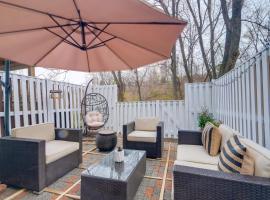 Quaint Arlington Vacation Rental with Patio!, stuga i Arlington