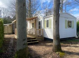 mobil-home au Parc des roches, ξενοδοχείο σε Saint-Chéron