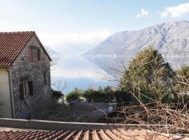 3 Bedroom Awesome Home In Dobrota, hotel din Dobrota