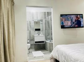 Stay In Carlazo - Unlimited WiFi, Solar backup, hotel perto de Rock Cottage Shopping centre, Roodepoort