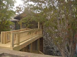 37DPD, Two bedroom, two bath log-sided condo with forest view condo, hotel di Mount Ida