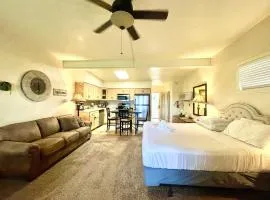 SU13, King Studio with kitchenette, lakeview and dining area Hotel Room