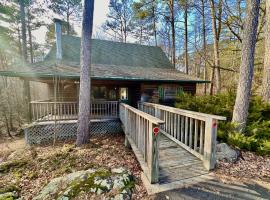 C13 - Forest View two bedroom, two bath Harbor North luxury loft cottage with private hot tub o Lake on Ouachita, hotel en Mount Ida