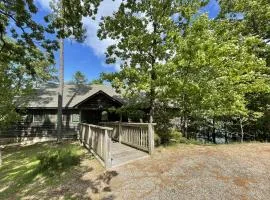 C17 - Lake view three bedroom, three bath log-sided cottage with private hot tub overlooking Lake Ouachita