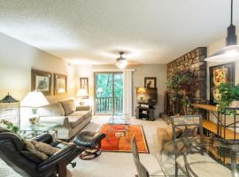 22BNC, Two bedroom, two bath log-sided condo with forest view condo, hotel di Mount Ida