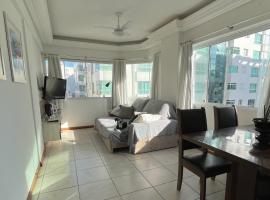 Apartamento 2 quartos completo 200 m da praia, alojamento para férias em Capão da Canoa