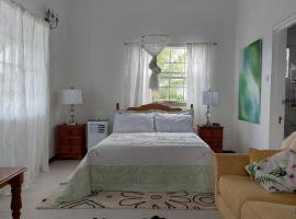 Selen's Apartment in Ti Rocher Micoud Saint Lucia, מקום אירוח ביתי בMicoud
