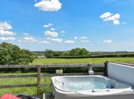 Rivendell Glamping Pod - Uk11881, hotel with parking in North Tamerton