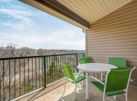 Cozy Top Floor 2BR Condo with View and Amenities!!, hotel in Branson