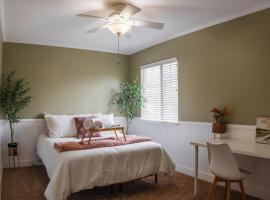 4 bedroom 2 miles from Hospital, cottage in Loma Linda