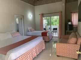 King Suite at Oceanview Resort in Jamaica - Enjoy 7 miles of White Sand Beach!, casa o chalet en Negril
