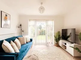Surrey Stays - 2 Bedroom House, RH1, Contractors Welcome, Sleeps 5 max, 2 Parking Spaces, Near Town Centre, Train Station and Gatwick Airport
