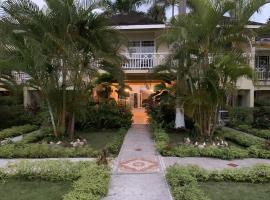 Comfy Stay in Jamaica -Enjoy 7 Miles of White Sand Beach! villa – dom wakacyjny w mieście Orange Bay