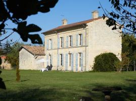 Chateau with vineyard - 5 min from Saint Emilion, hotel in Sainte-Terre