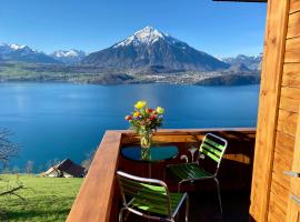 CHALET EGGLEN "Typical Swiss House, Best Views, Private Jacuzzi" – hotel w mieście Sigriswil