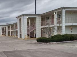Carom Inn a Travelodge by Wyndham Denham Springs-Baton Rouge, отель с удобствами для гостей с ограниченными возможностями в городе Денем Спрингс