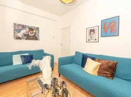 Xtra Large 4 Bedroom House, near Excel, London City and 5 walk to Train Station