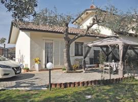 Casa in campagna a tre chilometri dal mare con parcheggio privato, Hotel in Querceta