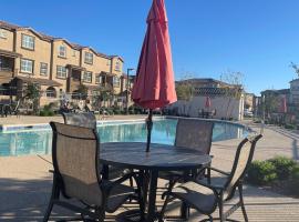 Quiet Private Room with Walk-in Closet, Pool, Grill, homestay in Chandler