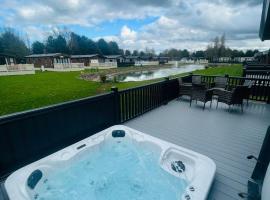 Belle Vue Lodge with Hot Tub, chalé em York