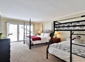 The Birch Ridge- Family Room #6 - Queen Bunkbed Suite in Killington, Vermont Hotel Room