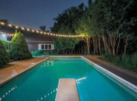 Modern Rustic Guest Suite w/ Gym&Pool Near Toronto, hotel u gradu 'Richmond Hill'