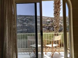 Spacious 3 Bedroom Apt Xlendi with views & Acs using a coin meter, apartment in Xlendi