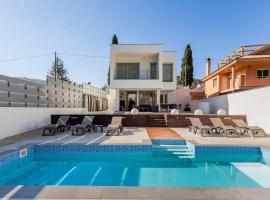 Exclusiva Villa de Lujo con piscina, hotel with parking in Canyelles