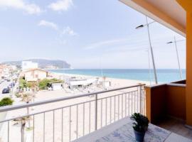 appartamento centrale con vista Monte Conero, hotel en Marcelli