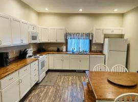 Modern Farmhouse 3 Bed, 2 Bath Apartment, Sleeps 7, Lots of Space, Steps to Downtown, Honeywell & Eagles Theater, hotel a prop de Honeywell Center, a Wabash