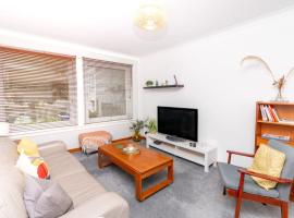 'Sunset View' Eclectic & Stylish One Bed Apartment (3 guests), cheap hotel in Fife