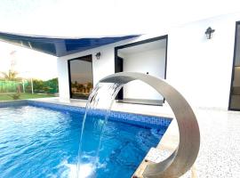 Luxury Farm with Swimming Pool and BBQ, chata v destinácii Al Rahba