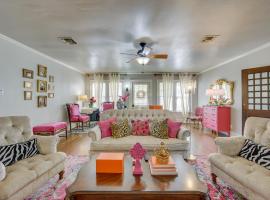 The Pink Azalea - Tyler Home with Yard and Patio!, hotel cu parcare din Tyler