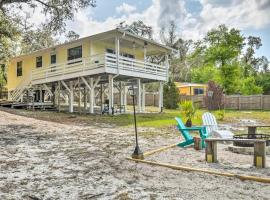 Waterfront Hawthorne Hideaway with Fire Pit!, holiday home in Interlachen
