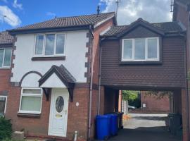 3-Bed House in Stoke-on-Trent Free Sky Free Wifi, hotel na may parking sa Stoke on Trent