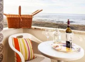 One bedroom house with sea view enclosed garden and wifi at Moledo