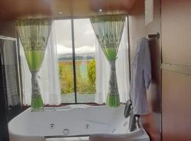 Glamping y Caba&ntilde;as el Encanto los Lirios, hotel na praia em Lago de Tota