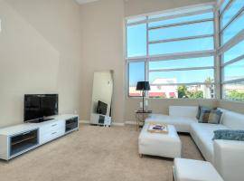 Awesome Top Floor 2-Bedroom with Balcony, hotel em Los Angeles