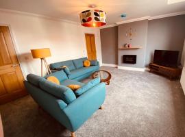 Luxury 2 bed apt 4 mins from M6 J44 pet friendly,, hotel cu parcare din Carlisle