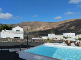 Apartamento PANCHO, hotel with pools in Tabayesco