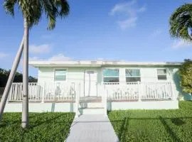 The GUAVA DUFF - Beautiful KW home with space to chill & lots of FREE PARKING!!
