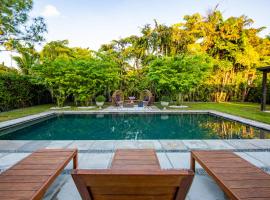 Fascinating Luxe Two-Level Villa BY THE GLAMHOMES, allotjament vacacional a Biscayne Park