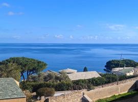Superb apartment with sea view, 200m from beach、San-Martino-di-Lotaのホテル