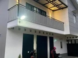 Madina Monochrome Homestay SYARIAH